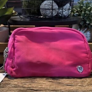 New Lululemon Everywhere Belt Bag Pink 2L NWT Unisex